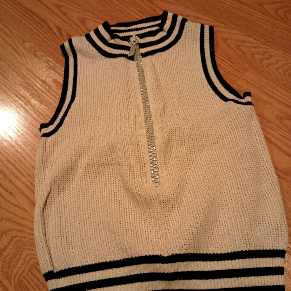 Cropped beige top